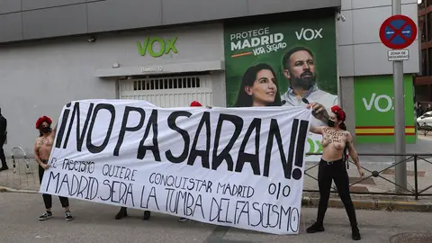 Varias activistas de Femen se manifiestan en la sede de Vox en Madrid este viernes Varias activistas de Femen se manifiestan en la sede de Vox en Madrid este viernes