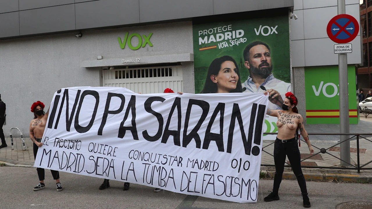 Varias activistas de Femen se manifiestan en la sede de Vox en Madrid este viernes Varias activistas de Femen se manifiestan en la sede de Vox en Madrid este viernes