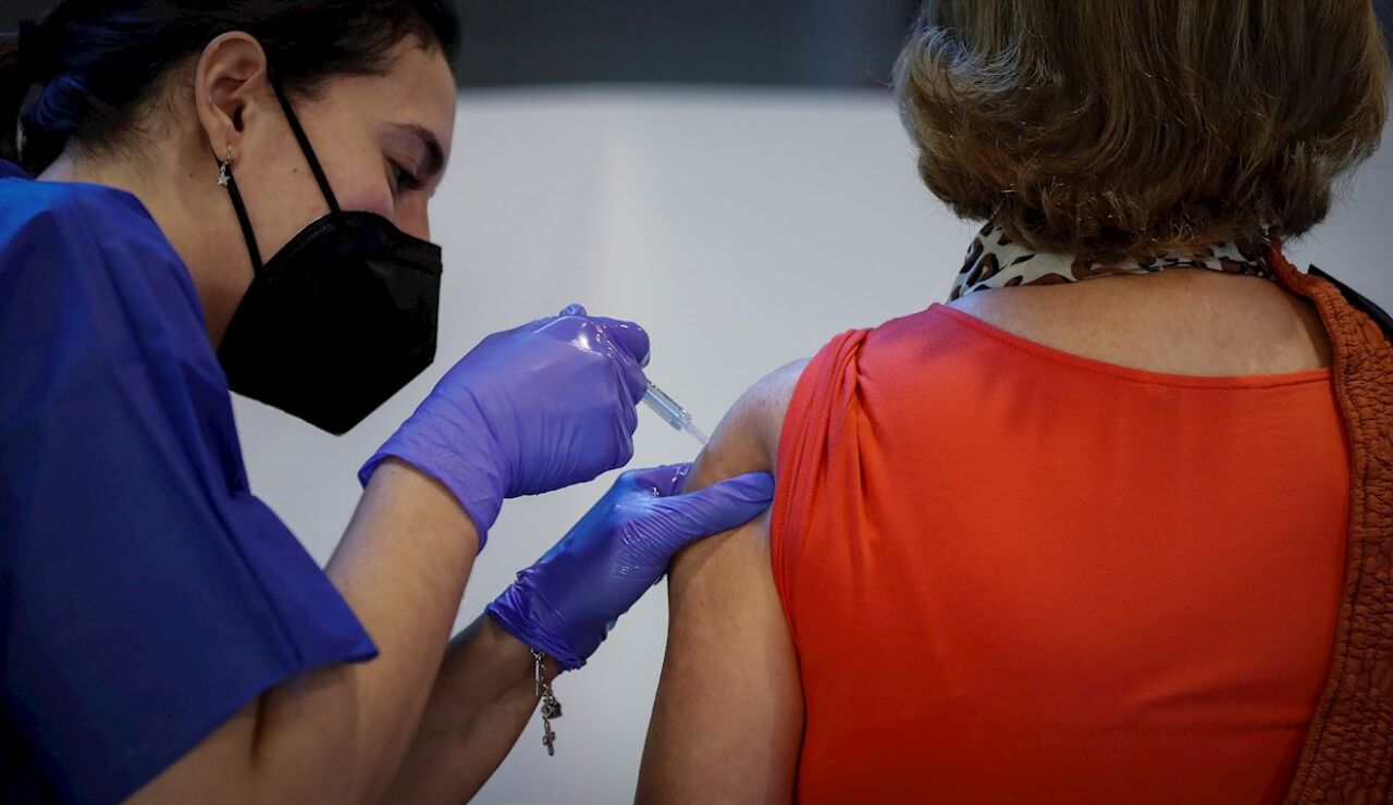 Una mujer recibe una vacuna contra el covid-19