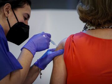 Una mujer recibe una vacuna contra el covid-19