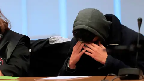 El caníbal de Ventas se lleva las manos a la cara durante el juicio El caníbal de Ventas se lleva las manos a la cara durante el juicio