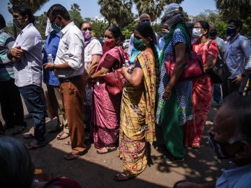 Estudian las causas de una fiebre que ya ha matado a medio centenar de niños en la India