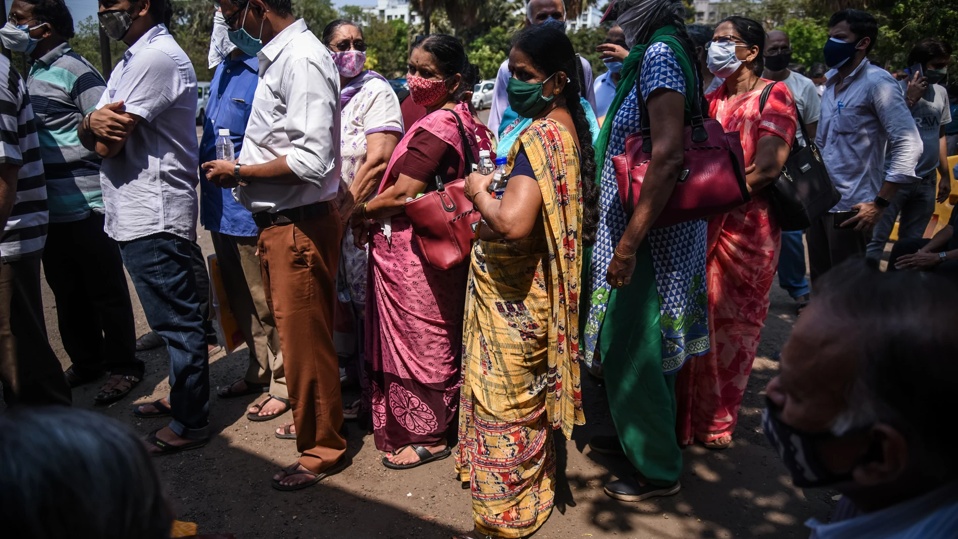 Estudian las causas de una fiebre que ya ha matado a medio centenar de niños en la India