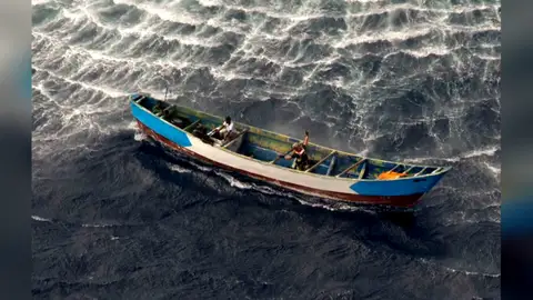 Cayuco a la deriva cerca de la isla de El Hierro Cayuco a la deriva cerca de la isla de El Hierro
