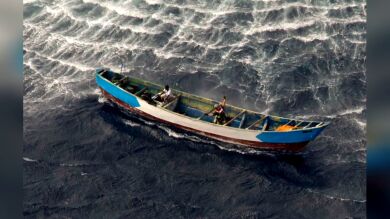 Imágenes en exclusiva del complicado rescate para salvar la vida de 3 migrantes del cayuco remolcado a Tenerife con 24 muertos