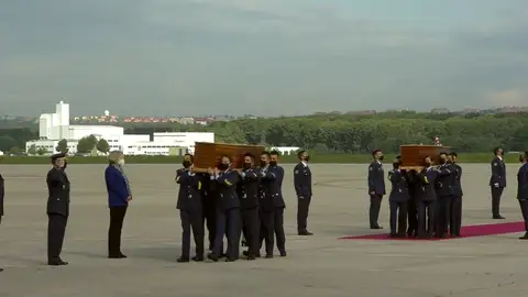 Llegan a Madrid los féretros de David Beriain y Roberto Fraile, los periodistas españoles asesinados en Burkina Faso Llegan a Madrid los féretros de David Beriain y Roberto Fraile, los periodistas españoles asesinados en Burkina Faso