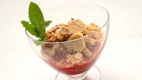 Karlos Arguiñano: "El éxito está garantizado" con la receta de crumble con frutos rojos Karlos Arguiñano: "El éxito está garantizado" con la receta de crumble con frutos rojos