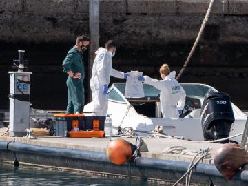 La Policía Científica analiza una embarcación en Tenerife