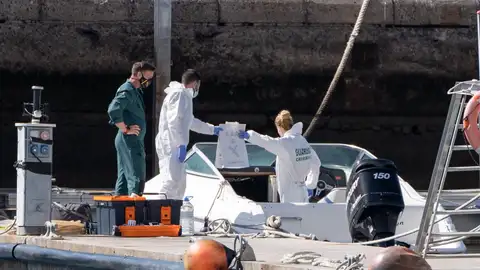 La Policía Científica analiza una embarcación en Tenerife La Policía Científica analiza una embarcación en Tenerife