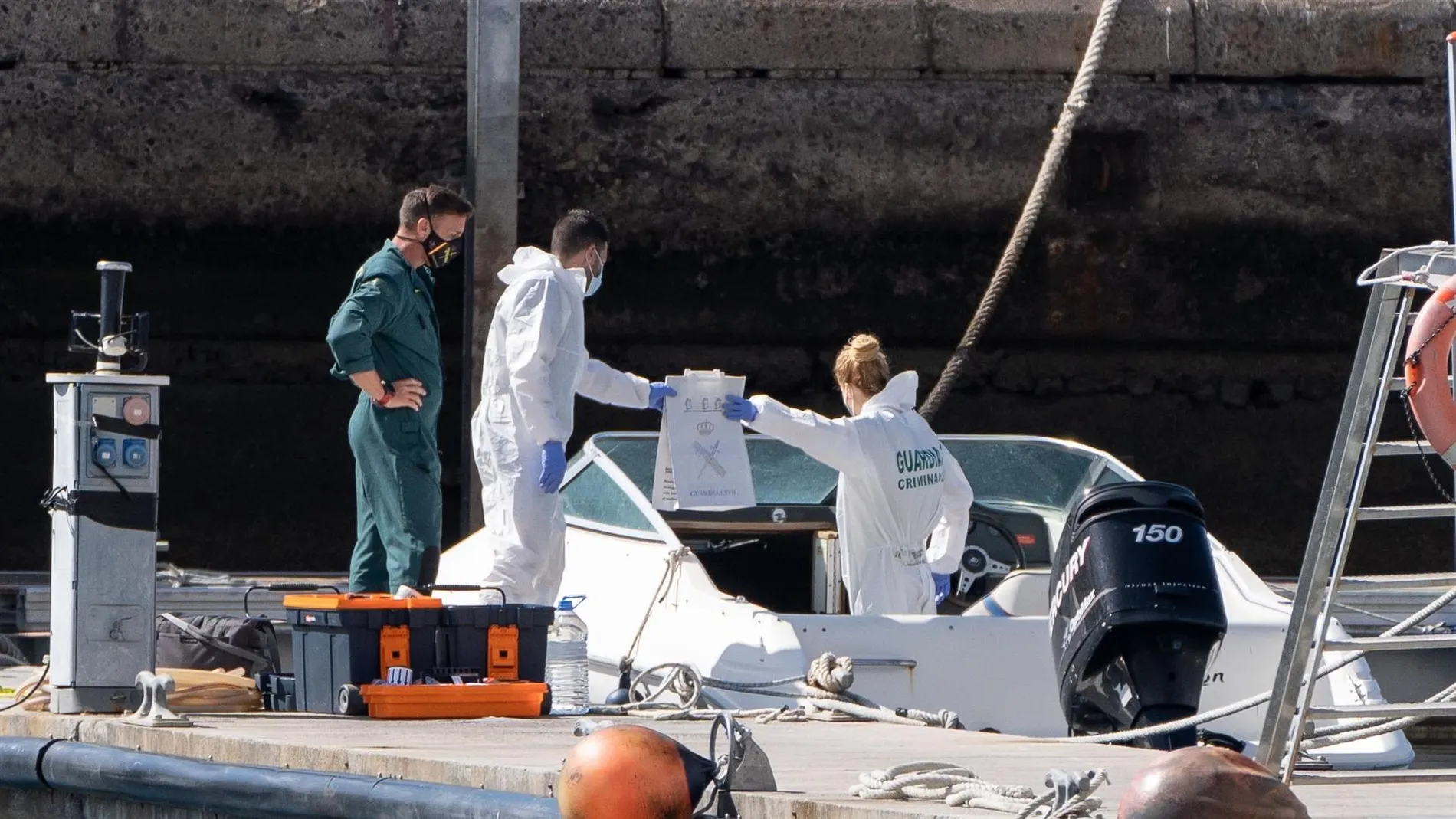 La Policía Científica analiza una embarcación en Tenerife