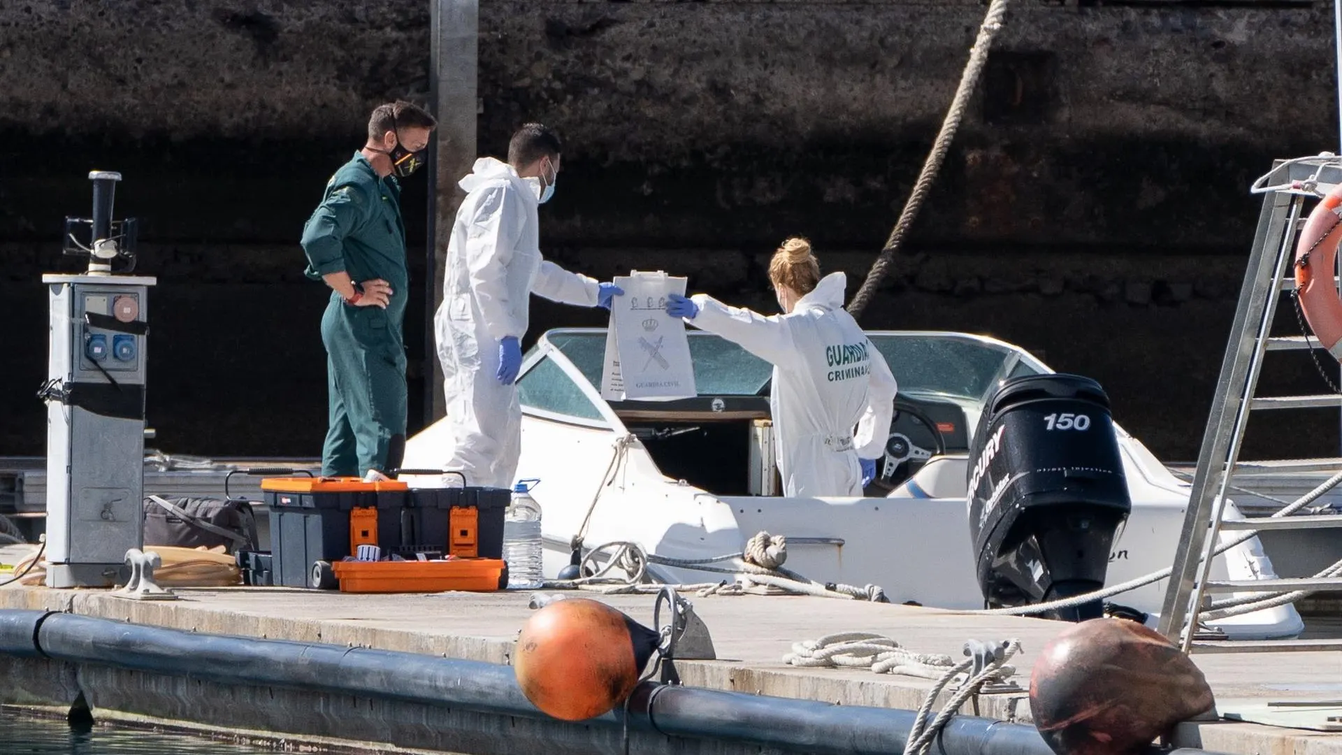 La Policía Científica analiza una embarcación en Tenerife La Policía Científica analiza una embarcación en Tenerife