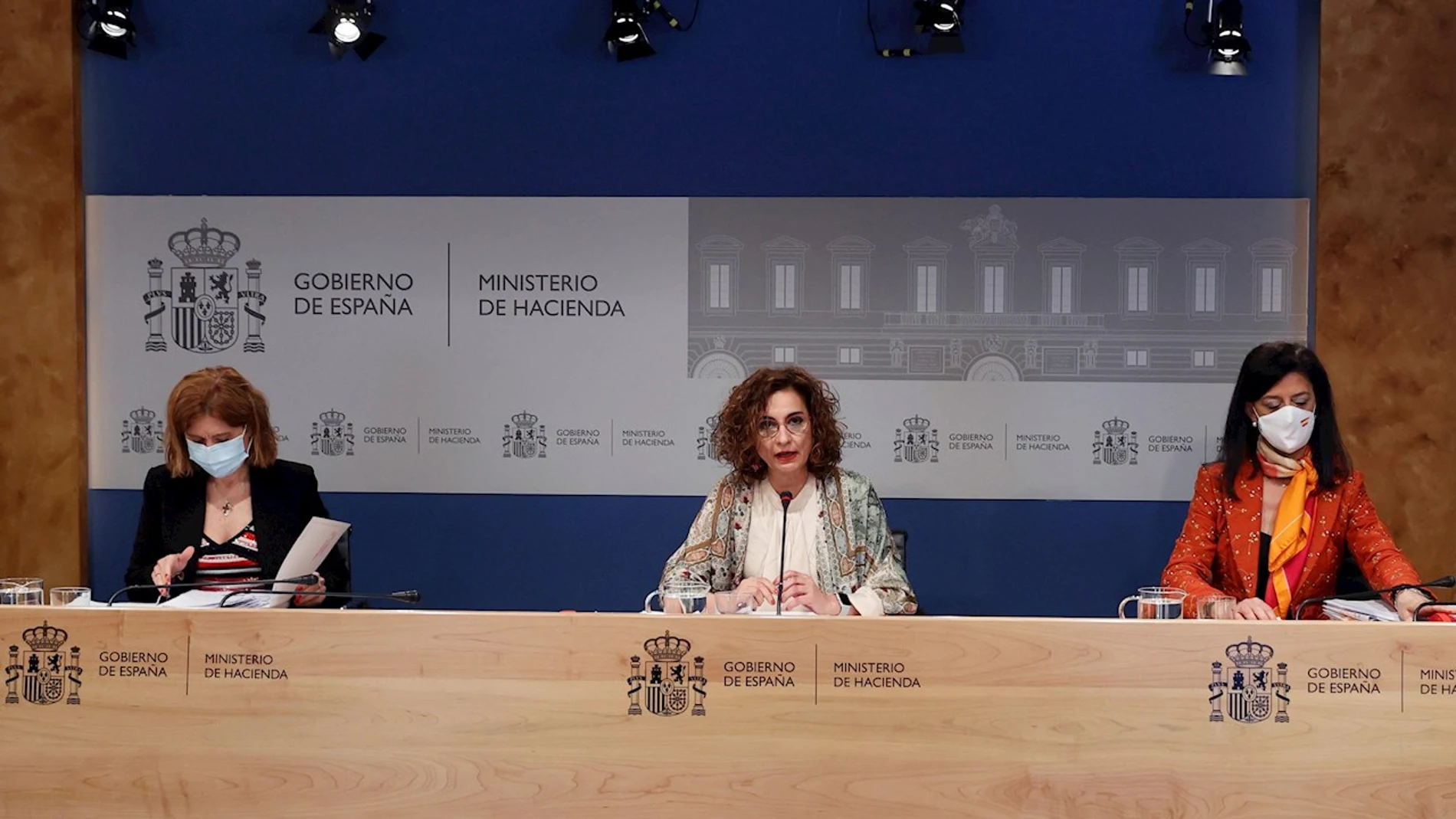 La ministra de Hacienda, María Jesús Montero (c), presenta las proyecciones de déficit incluidas en el Programa de Estabilidad, este viernes en la sede del Ministerio