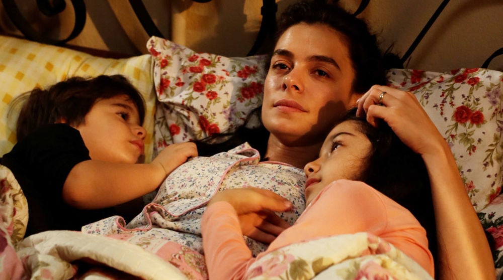 Bahar junto a sus hijos Nisan y Doruk