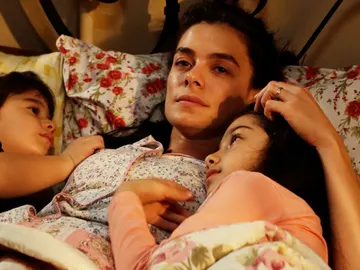 Bahar junto a sus hijos Nisan y Doruk Bahar junto a sus hijos Nisan y Doruk