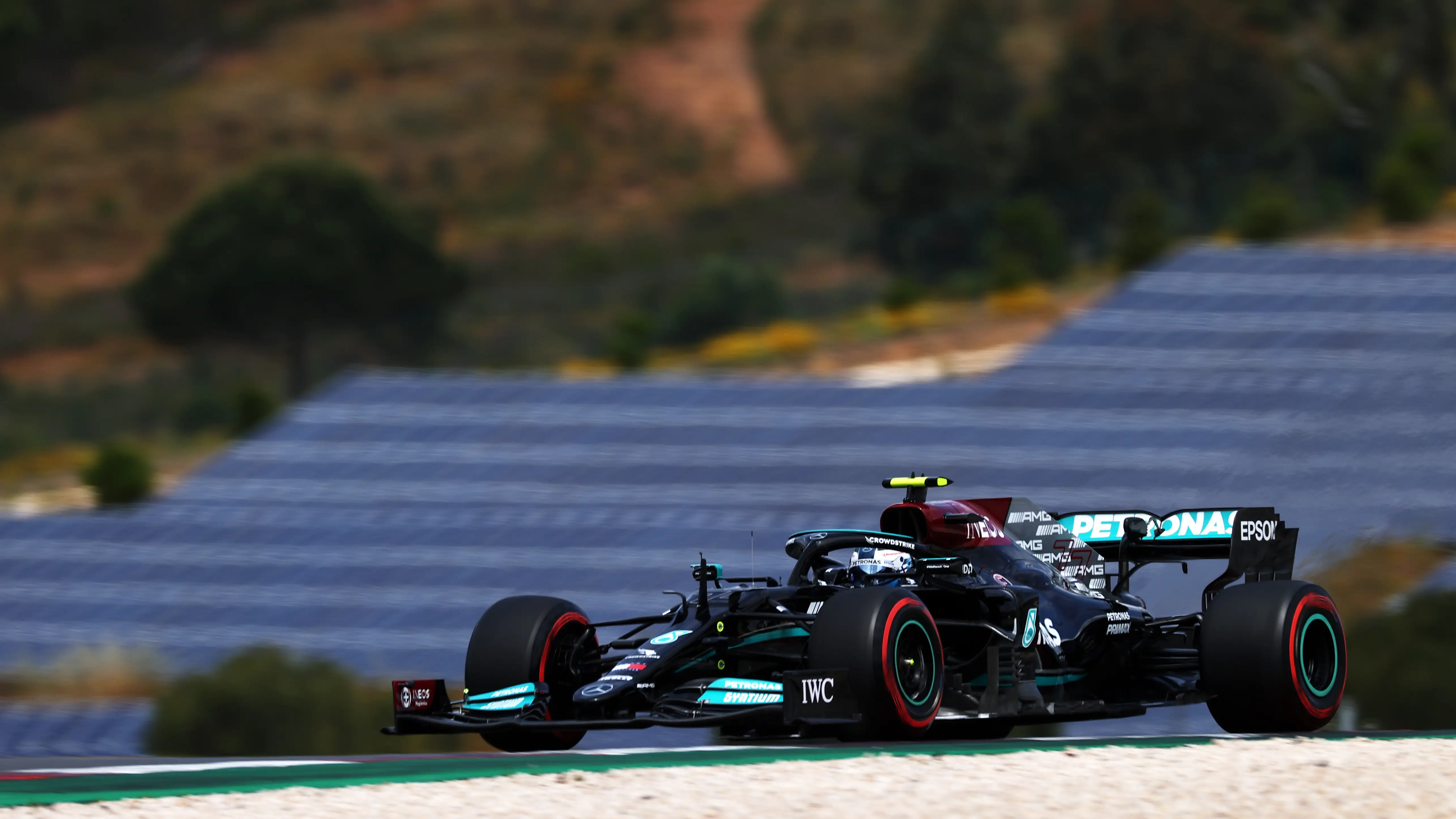 Bottas se impone a Hamilton en la clasificación del Gran Premio de Portugal, Sainz saldrá 5º y Alonso 13º Bottas se impone a Hamilton en la clasificación del Gran Premio de Portugal, Sainz saldrá 5º y Alonso 13º