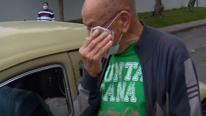 Un profesor brasileño vende su coche por problemas económicos y sus alumnos lo compran y se lo devuelven Un profesor brasileño vende su coche por problemas económicos y sus alumnos lo compran y se lo devuelven
