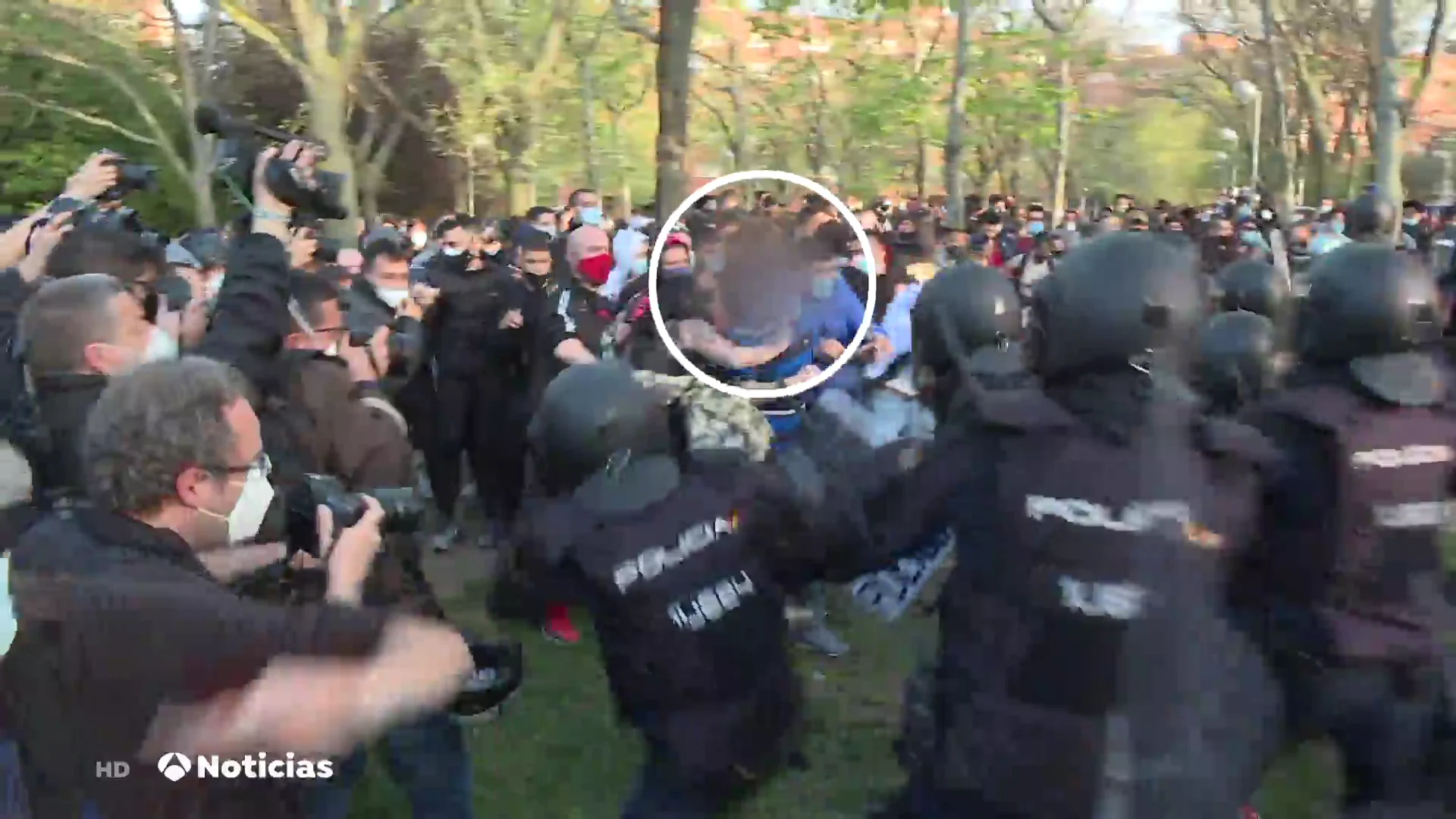 La derecha carga contra Podemos por la detención de un trabajador suyo por los altercados en el mitin de Vox en Vallecas La derecha carga contra Podemos por la detención de un trabajador suyo por los altercados en el mitin de Vox en Vallecas