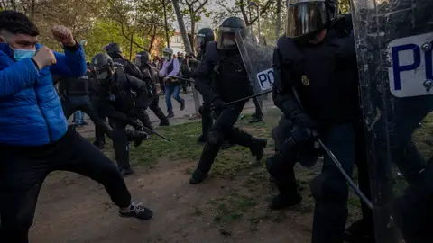 La Policía detiene a dos escoltas de Pablo Iglesias por participar en los incidentes contra Vox en Vallecas La Policía detiene a dos escoltas de Pablo Iglesias por participar en los incidentes contra Vox en Vallecas