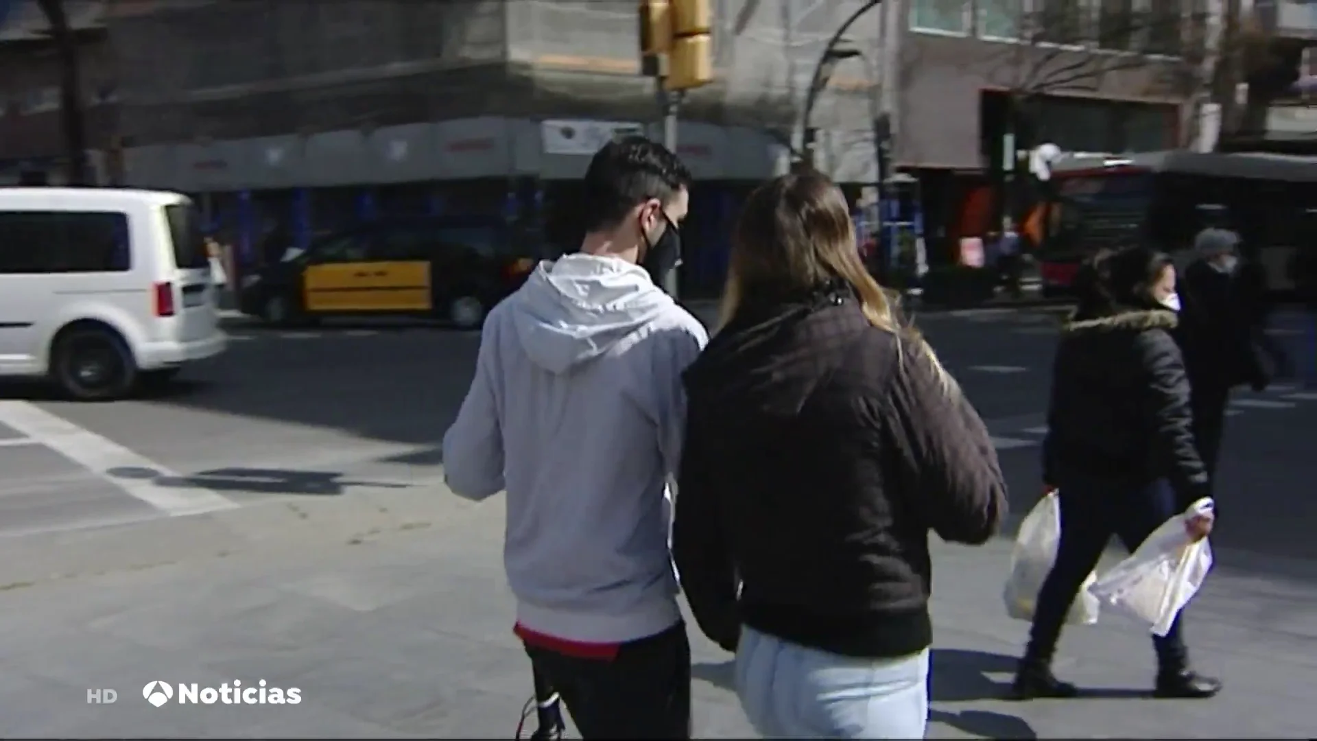 Dos jóvenes con mascarilla en la calle Dos jóvenes con mascarilla en la calle