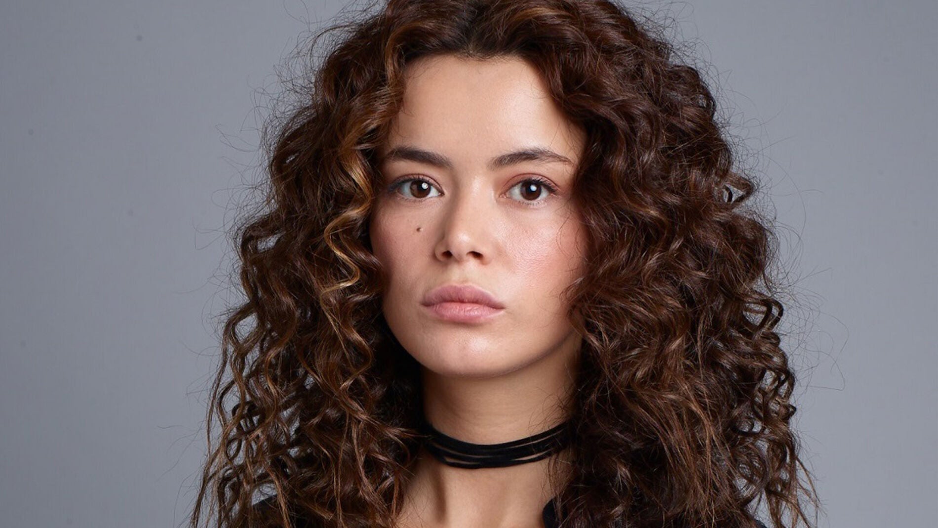 Seray Kaya es Şirin Sarikadi en 'Mujer'