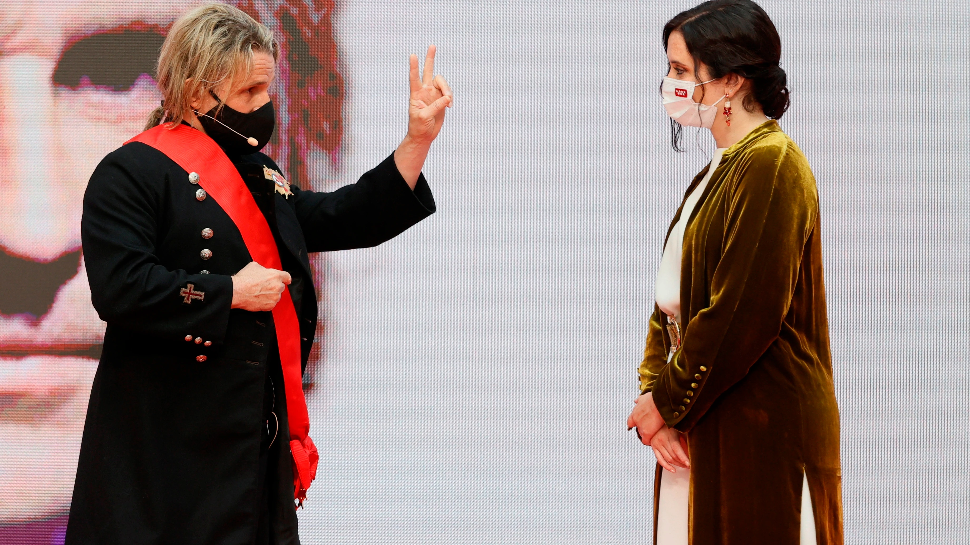 Nacho Cano devuelve la Cruz del 2 de Mayo a Isabel Díaz Ayuso: "Por ser tan buena presidenta, te la mereces tú" Nacho Cano devuelve la Cruz del 2 de Mayo a Isabel Díaz Ayuso: "Por ser tan buena presidenta, te la mereces tú"