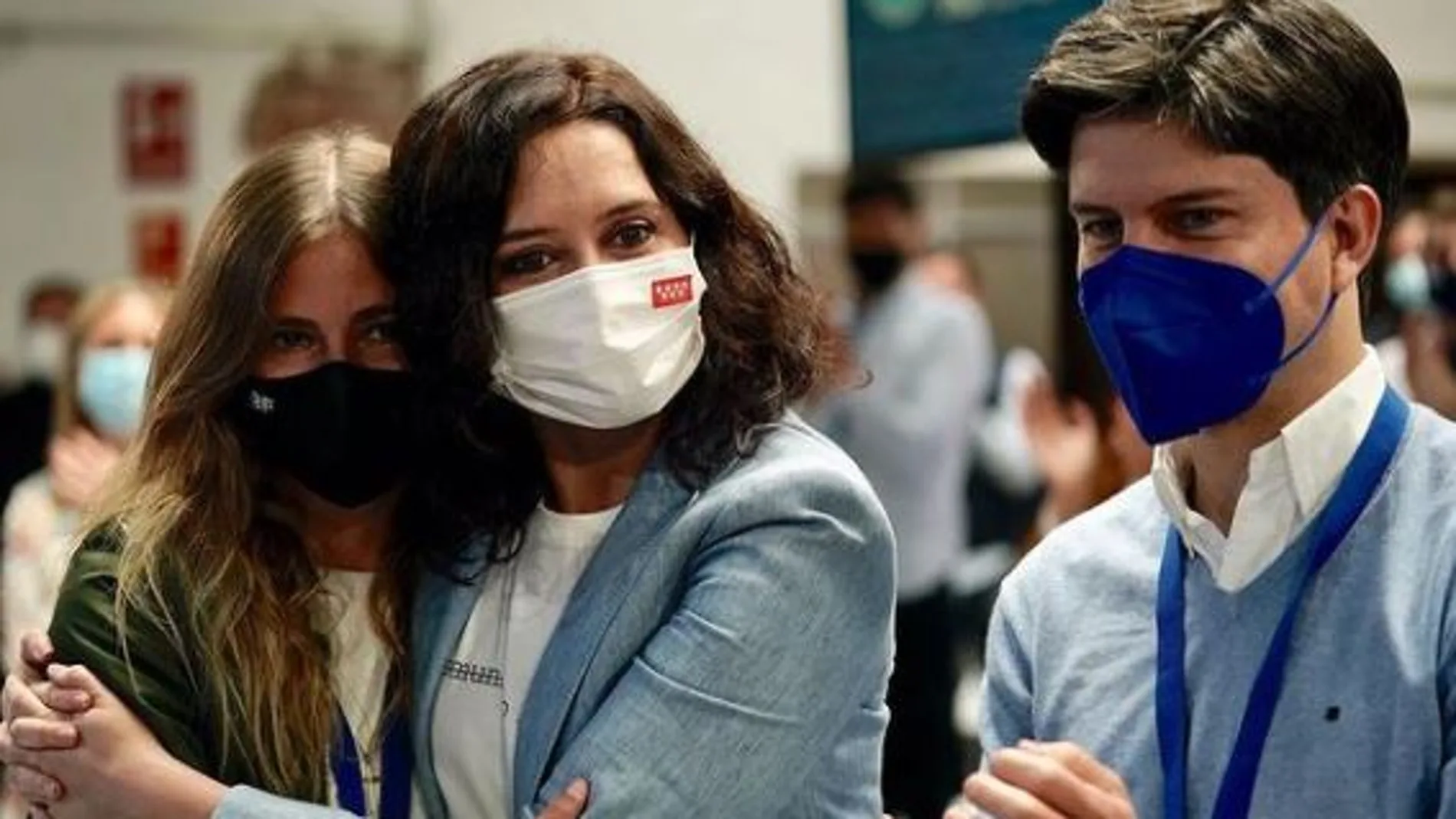 Beatriz Fanjul e Isabel Díaz Ayuso en un acto de PP