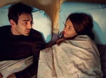 Demir y Candan, nerviosos en la misma cama, comparten su primera noche en la intimidad