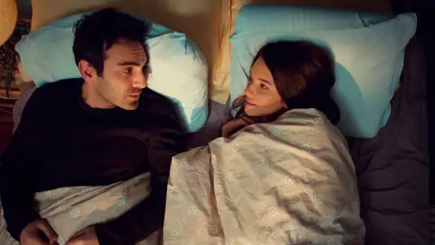 Demir y Candan, nerviosos en la misma cama, comparten su primera noche en la intimidad 'Mi hija'