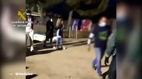 La Policía desaloja una macrofiesta universitaria con 400 estudiantes en Madrid La Policía desaloja una macrofiesta universitaria con 400 estudiantes en Madrid