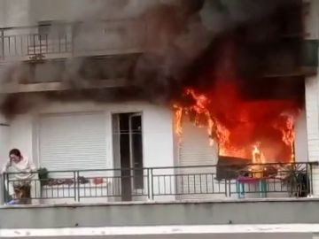Los Bomberos rescatan a una mujer en el incendio de su casa en Castro Urdiales