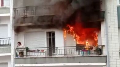 Los Bomberos rescatan a una mujer en el incendio de su casa en Castro Urdiales
