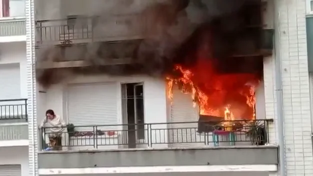 Los Bomberos rescatan a una mujer en el incendio de su casa en Castro Urdiales