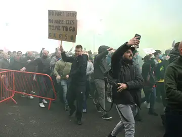 Unos 200 aficionados entran en Old Trafford para protestar contra la directiva y se retrasa el United-Liverpool Unos 200 aficionados entran en Old Trafford para protestar contra la directiva y se retrasa el United-Liverpool