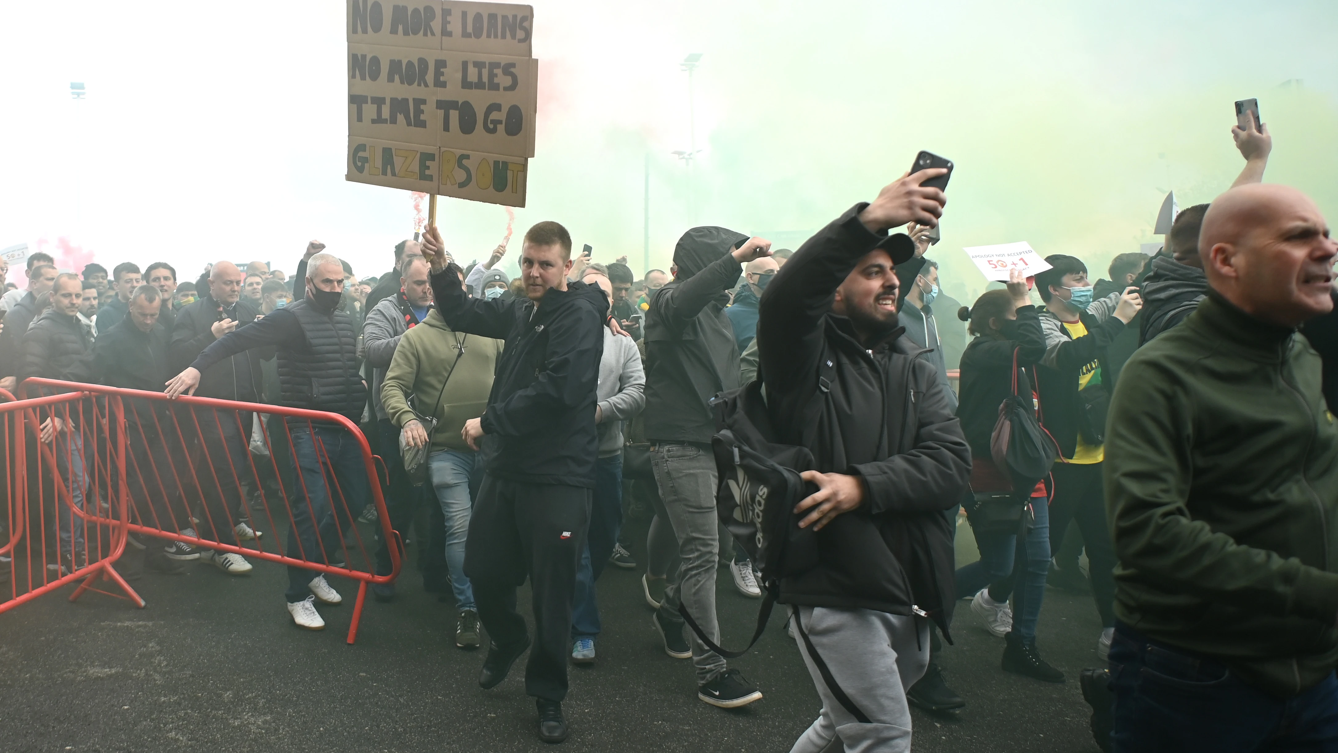 Unos 200 aficionados entran en Old Trafford para protestar contra la directiva y se retrasa el United-Liverpool Unos 200 aficionados entran en Old Trafford para protestar contra la directiva y se retrasa el United-Liverpool