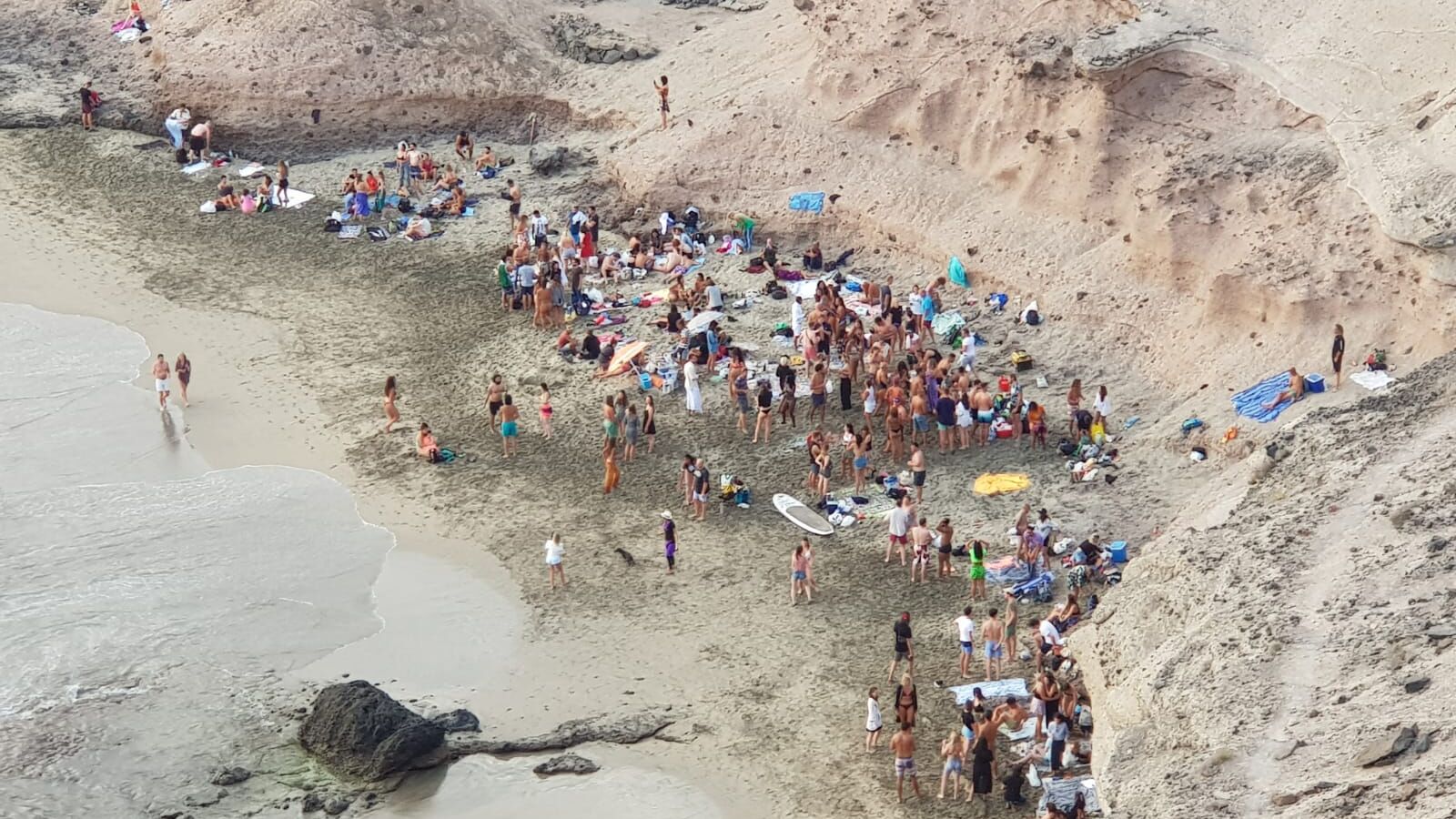 Centenares de personas sin medidas de seguridad frente al coronavirus en dos fiestas ilegales en Tenerife