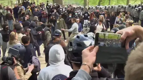 Una macrofiesta ilegal en Bruselas en la que participaron 2.000 personas termina en batalla campal Una macrofiesta ilegal en Bruselas en la que participaron 2.000 personas termina en batalla campal