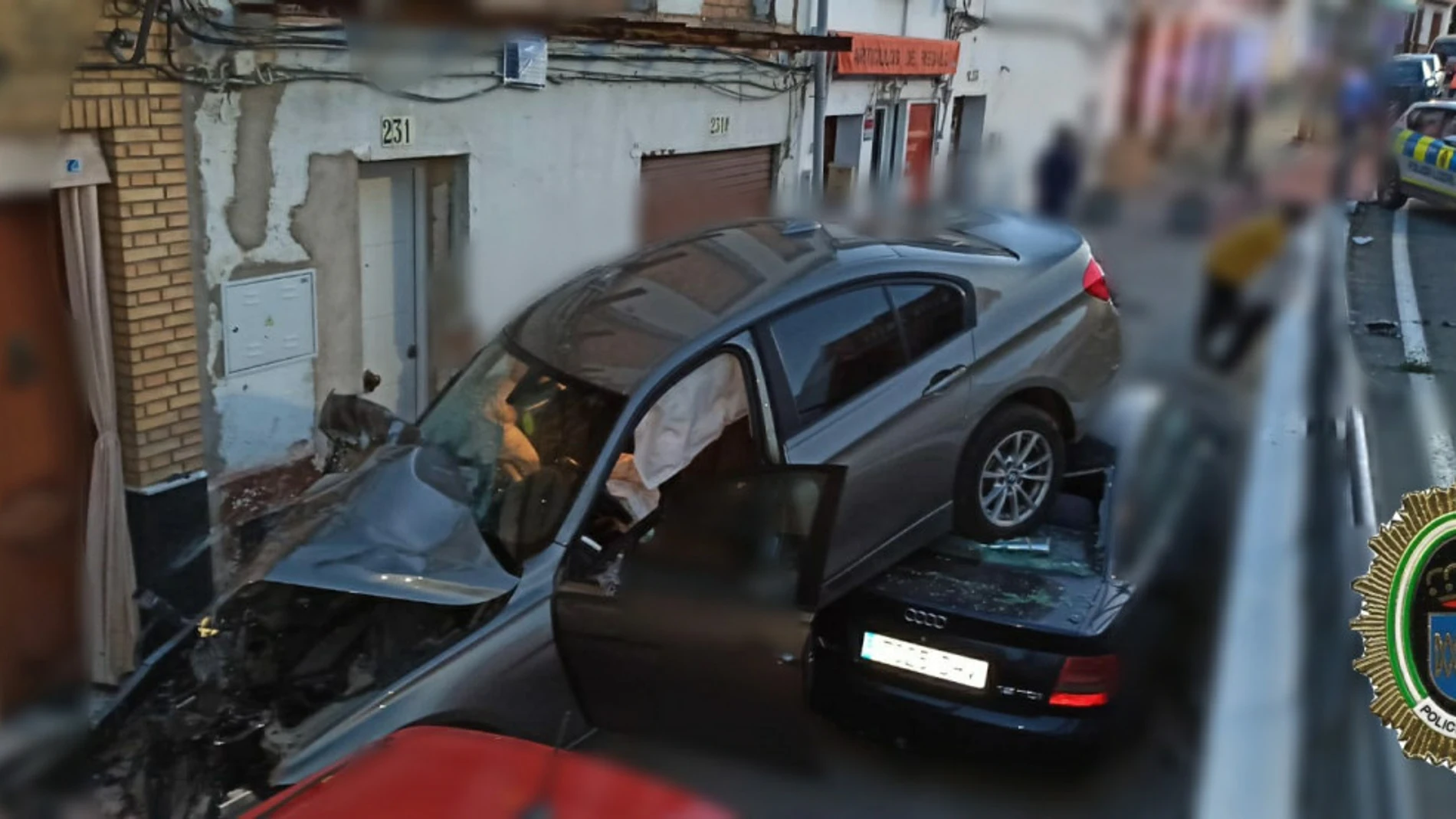 Espectacular accidente de un coche en El Viso (Andalucía) tras caer por un desnivel y quedar encima de otros turismos aparcados