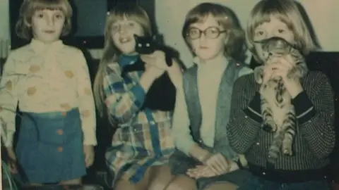 Foto de los hijos de Jacqueline Sauvage ¿Actuó Jacqueline Sauvage en legítima defensa?