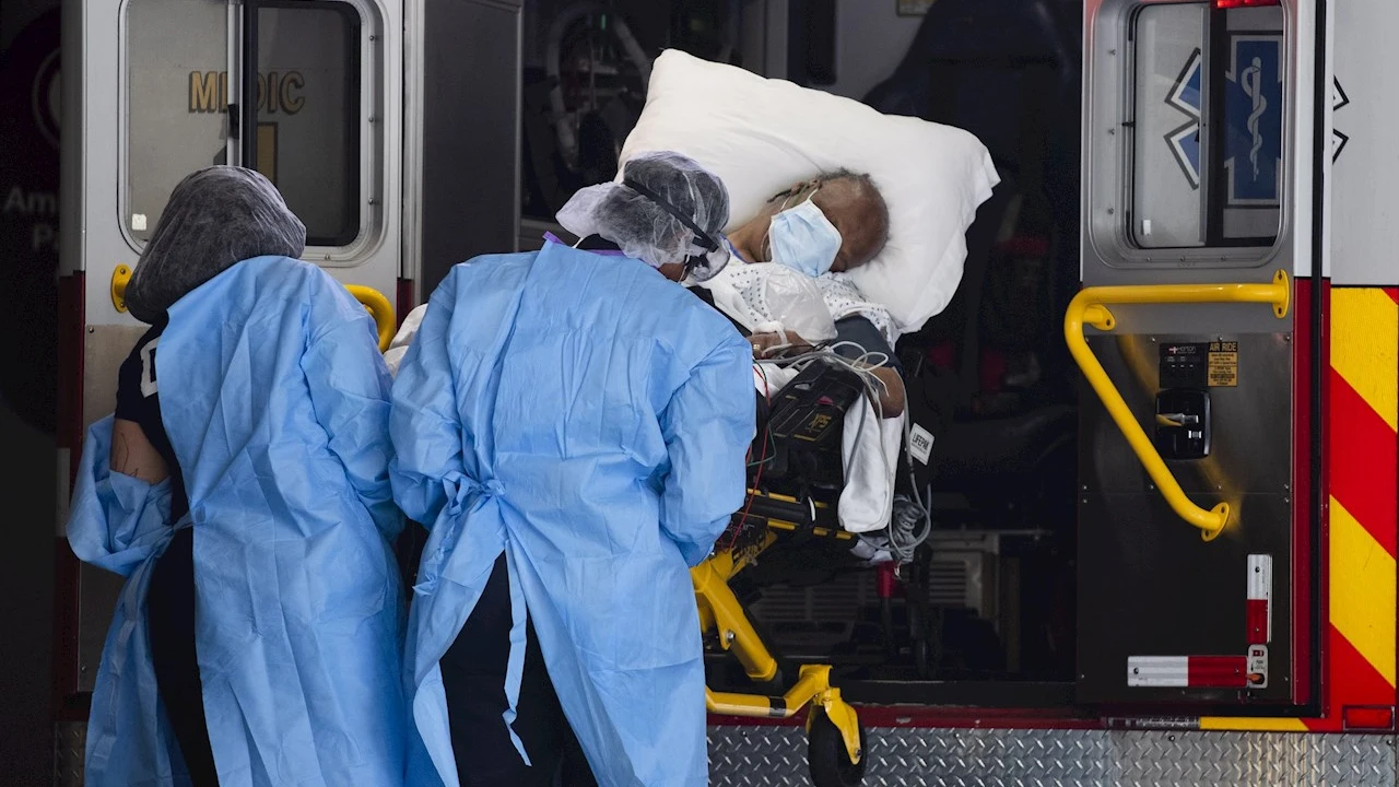 Un paciente de coronavirus es trasladado en ambulancia en EEUU