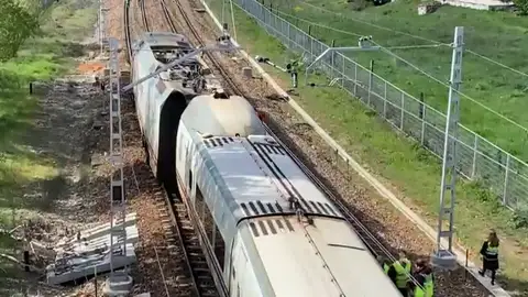 Descarrila un tren Alvia León-Asturias con 40 pasajeros a bordo y sin provocar heridos Tren Alvia León-Asturias. Descarrilamiento.
