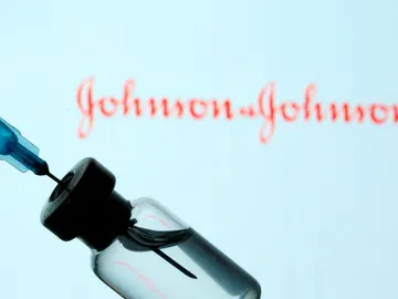 Un vial de la vacuna de Johnson & Johnson Un vial de la vacuna de Johnson & Johnson