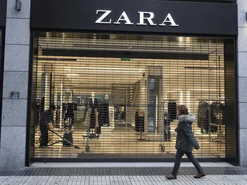El escaparate de una tienda de Zara El escaparate de una tienda de Zara