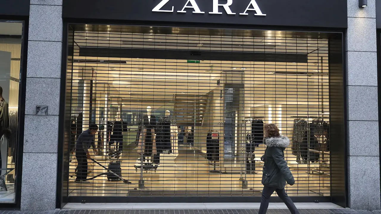 El escaparate de una tienda de Zara El escaparate de una tienda de Zara