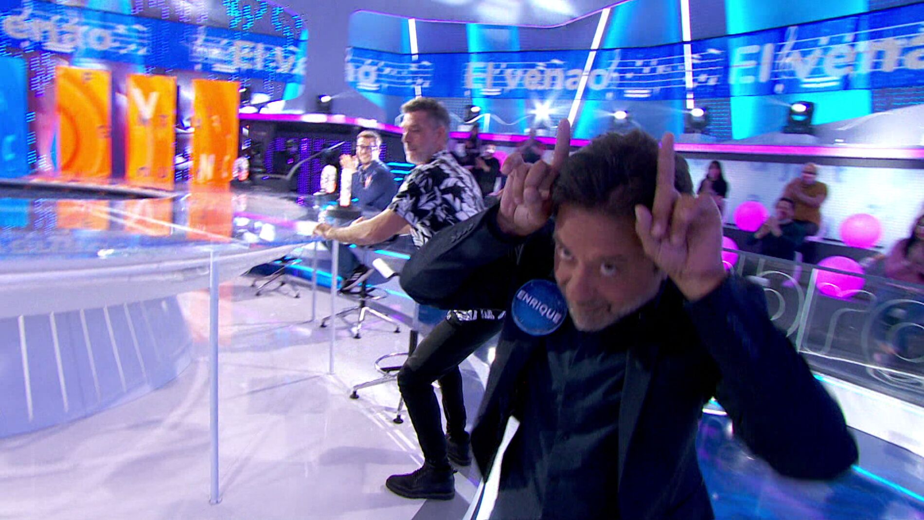 Enrique Arce desata la locura bailando ‘El venao’