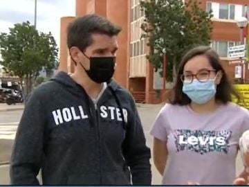 Verena junto a su padre en la puerta del Hospital Virgen de la Arrixaca en Murcia