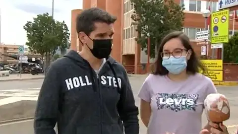 Verena junto a su padre en la puerta del Hospital Virgen de la Arrixaca en Murcia Verena junto a su padre en la puerta del Hospital Virgen de la Arrixaca en Murcia