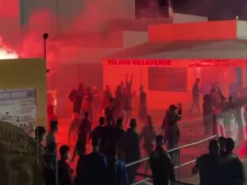 Multitudinaria pelea en un partido de fútbol en Sevilla: sillas, vallas de obra, puñetazos, patadas...