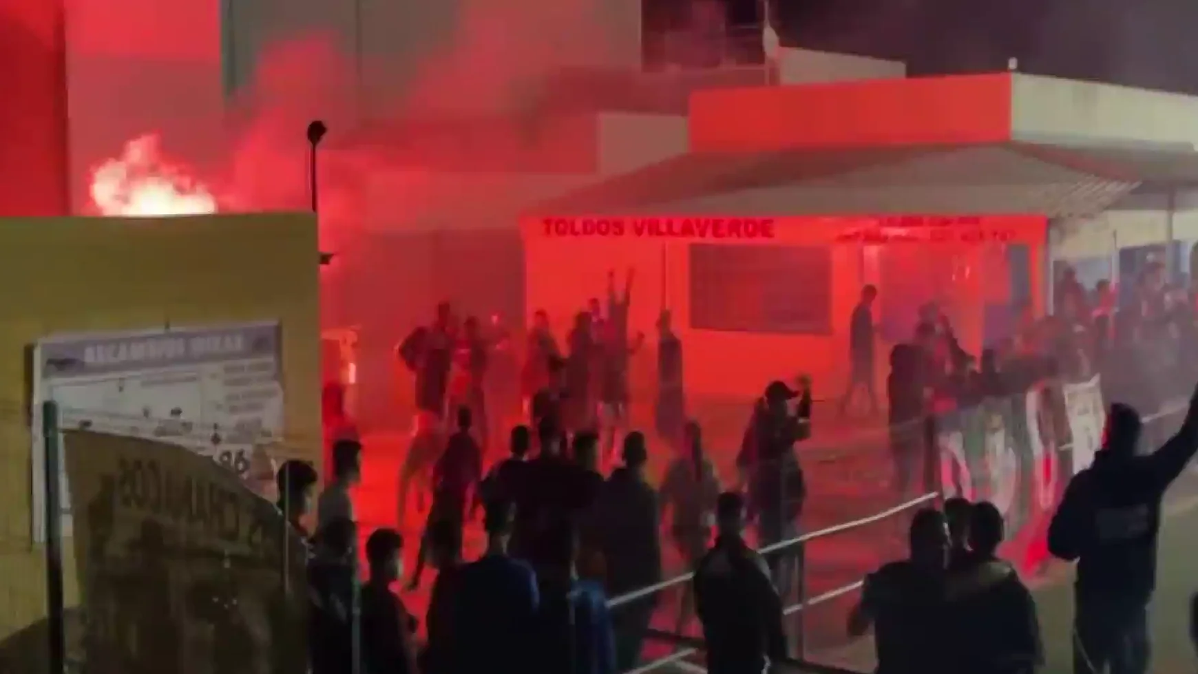 Multitudinaria pelea en un partido de fútbol en Sevilla: sillas, vallas de obra, puñetazos, patadas... Multitudinaria pelea en un partido de fútbol en Sevilla: sillas, vallas de obra, puñetazos, patadas...