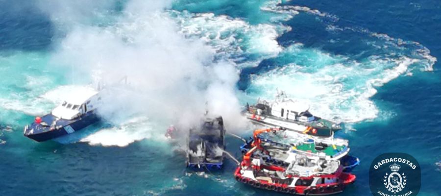 Aparatoso incendio en un barco mejillonero que faenaba en ...