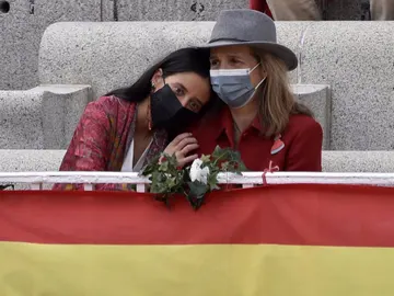 VIctoria Federica se apoya en su madre, la infanta Elena VIctoria Federica se apoya en su madre, la infanta Elena